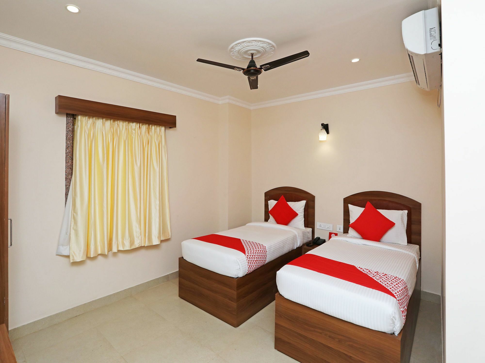 Oyo 13528 Kumud Plaza Hotel Bhubaneswar Bagian luar foto